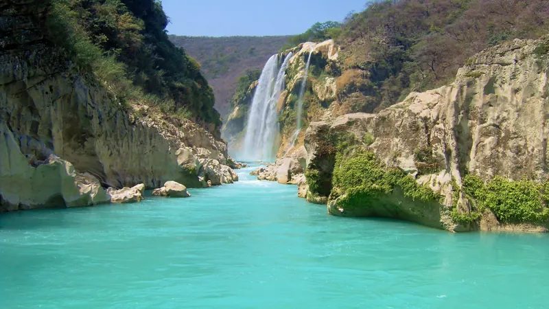Cascada de Tamul cayendo a un río turquesa en la Huasteca Potosina